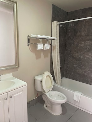 Yhden hengen perushuone, tupakointi kielletty | Kylpyhuone | Pyyhkeet, saippua, vessapaperi