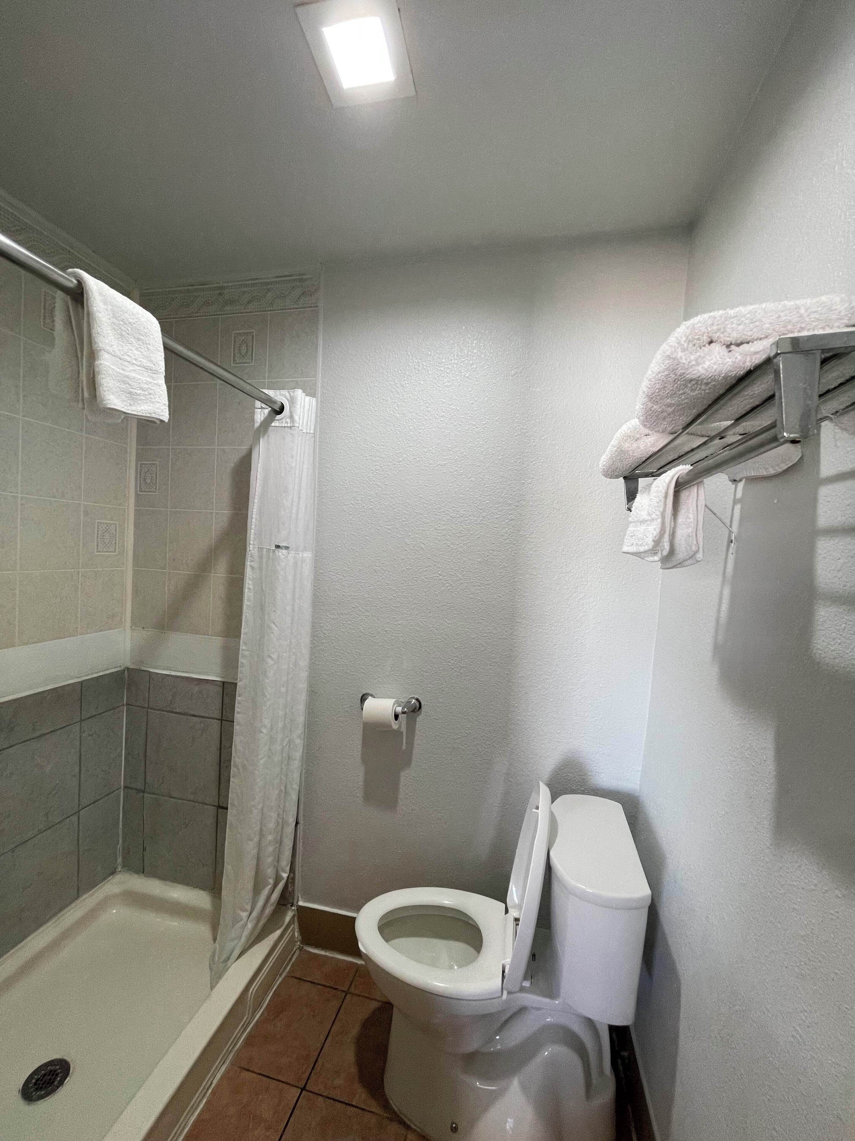 Kamar Single Basic, Bebas Asap Rokok | Kamar mandi | Handuk, sabun,  dan tisu toilet