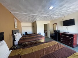 Escritorio, espacio para trabajar con laptop y wifi gratis 