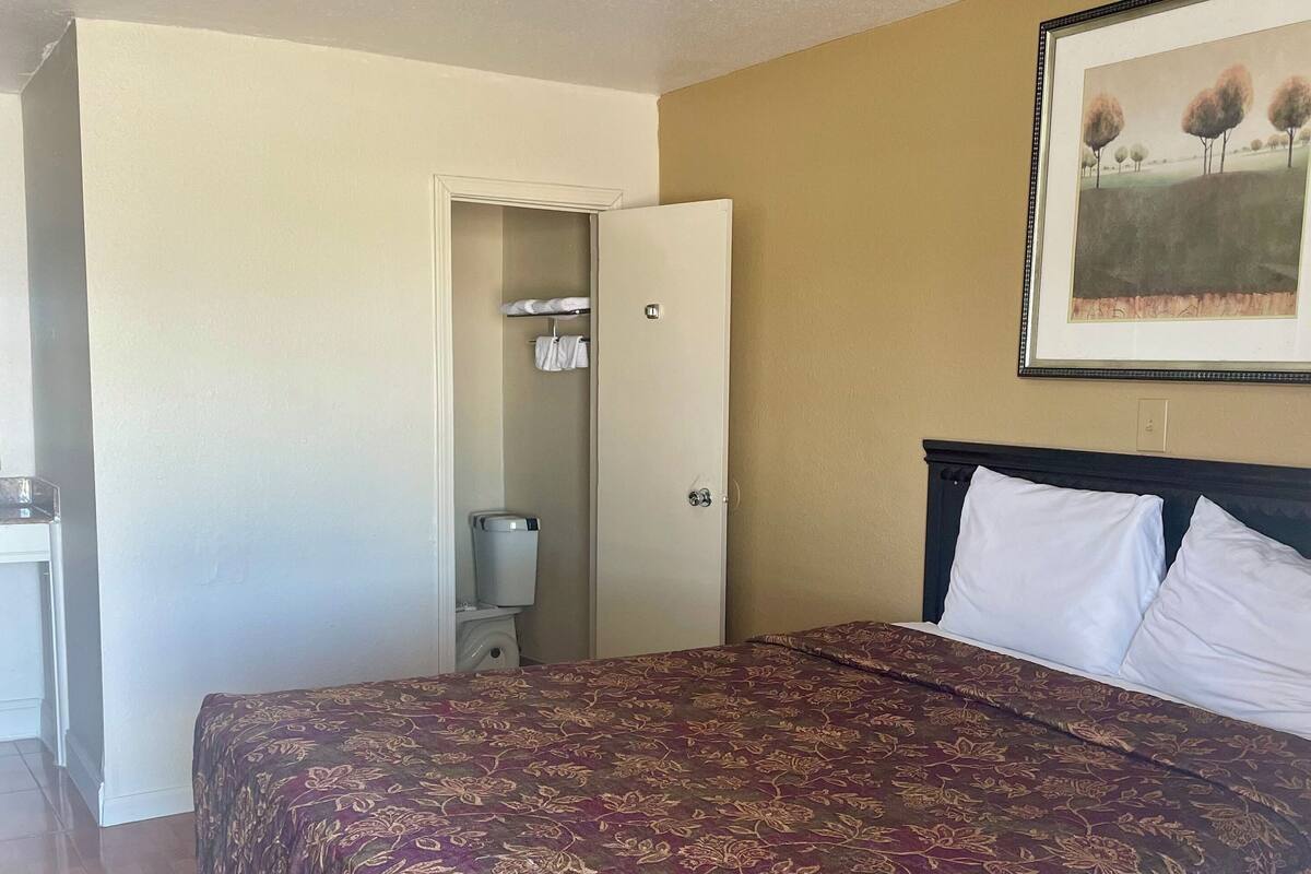 Basic Single Room, Non Smoking | Desk, laptop workspace, free WiFi
