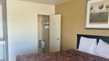 Habitación individual básica, para no fumadores | Escritorio, espacio para trabajar con laptop y wifi gratis
