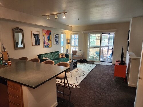 Large 1-bedroom in amazing Capitol Hill neighborhood with secure parking & dog+