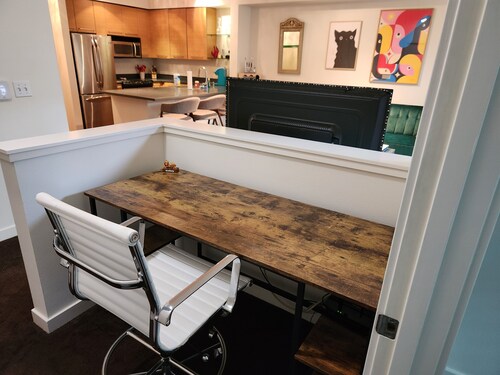 Large 1-bedroom in amazing Capitol Hill neighborhood with secure parking & dog+