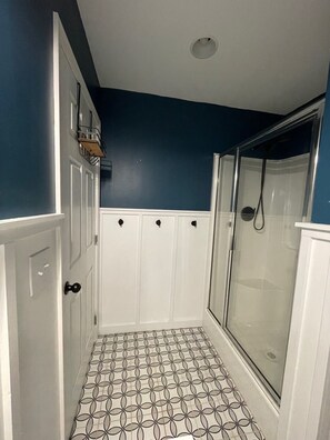 Regadera, toallas, jabón, papel de baño