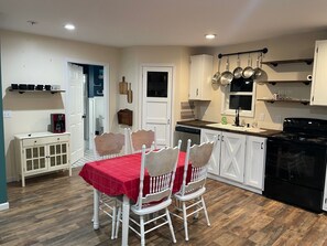 Dining - Peaceful Cottage Retreat in the Foothills – Near Boone, Blowing Rock & Asheville (Morganton)