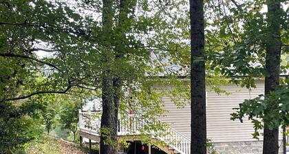 Peaceful Cottage Retreat in the Foothills – Near Boone, Blowing Rock & Asheville