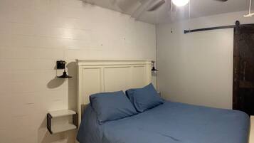 1 dormitorio, tabla de planchar con plancha, wifi y ropa de cama