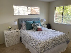 2 bedrooms, iron/ironing board, internet, bed sheets