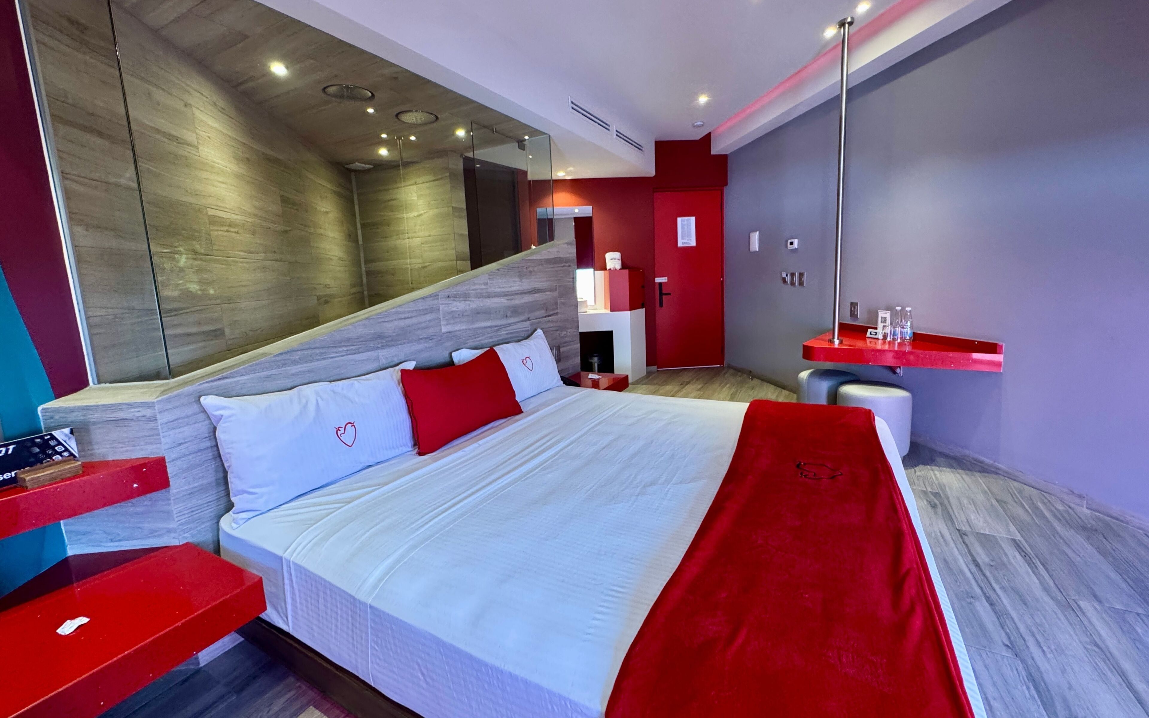 Habitación doble estándar, 1 cama King size, para no fumadores, vista a la ciudad | Escritorio y wifi gratis 