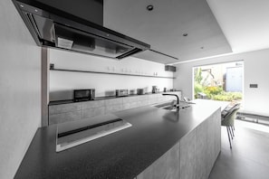 Tủ lạnh, lò vi sóng, bếp nấu, máy rửa bát 