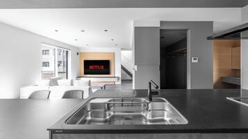 Geladeira, micro-ondas, cooktop, lava-louças