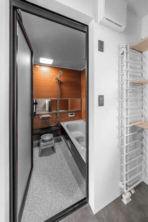 Een bad/douchecombinatie, gratis toiletartikelen, een haardroger