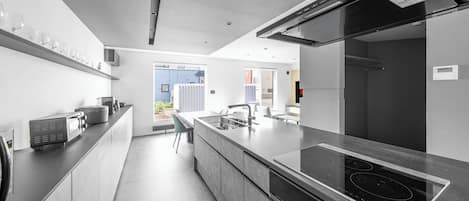 電冰箱、微波爐、爐台、洗碗機