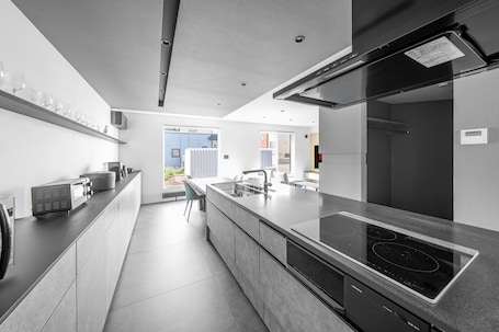 Refrigerador, microondas, placa de cocina, lavavajillas