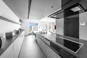 Fridge, microwave, stovetop, dishwasher