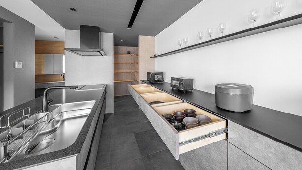 A modern kitchen with a built-in sink, a microwave, and a coffee maker on the countertop. - S suzukou (Asahikawa)