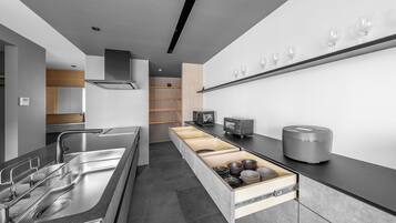 Geladeira, micro-ondas, cooktop, lava-louças