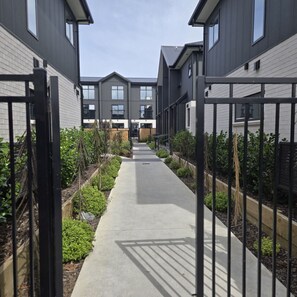 Property grounds - Stylish 2BR, 2BA Retreat with Yard in Christchurch (Christchurch)