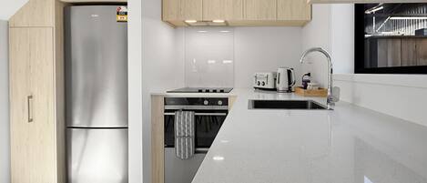 Micro-ondes, four, plaque de cuisson, lave-vaisselle