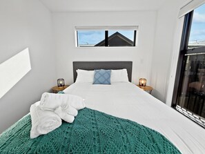 2 bedrooms, iron/ironing board, WiFi, bed sheets - Stylish 2BR, 2BA Retreat with Yard in Christchurch (Christchurch)