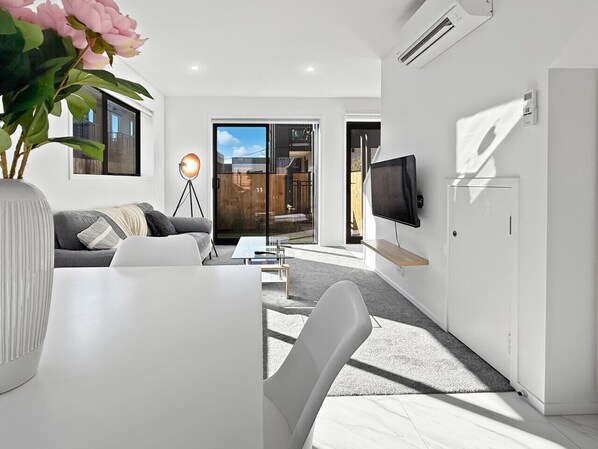 TV - Stylish 2BR, 2BA Retreat with Yard in Christchurch (Christchurch)