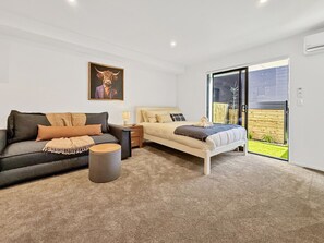 1 dormitorio, tabla de planchar con plancha, wifi y ropa de cama