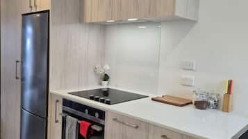 Frigorífico, microondas, horno y placa de cocina