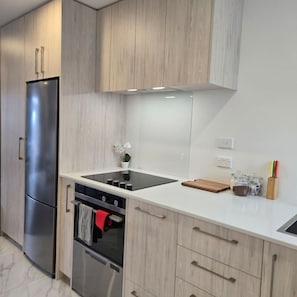 Réfrigérateur, four à micro-ondes, un four, surface de cuisson