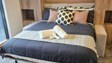 Iron/ironing board, WiFi, bed sheets