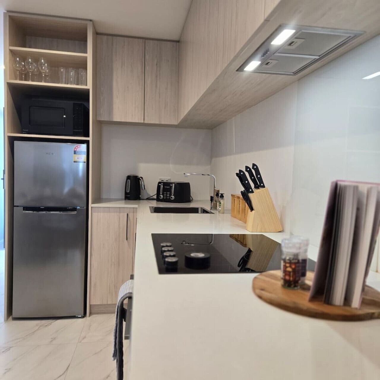 冷蔵庫、電子レンジ、オーブン、コンロ