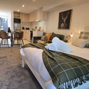 Tabla de planchar con plancha, wifi y ropa de cama 