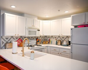 冰箱、微波炉、烤箱、炉灶