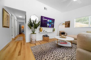 Televisión y oficina 