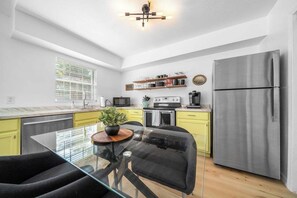 Refrigerador, microondas, horno y parrilla de estufa 