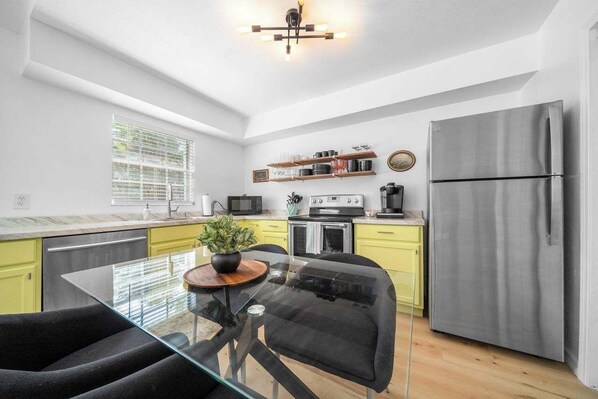 Jääkaappi, mikroaaltouuni, uuni, liesi