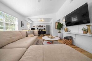 Een televisie en een kantoor