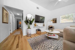 Televisión y oficina 