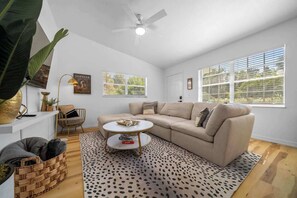 Televisión y oficina 