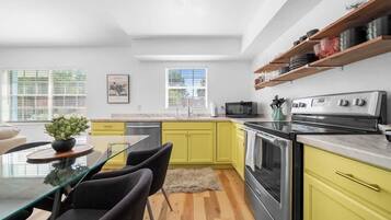 Refrigerador, microondas, horno, placa de cocina