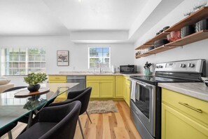 Kjøleskap, mikrobølgeovn, ovn og kokeplater