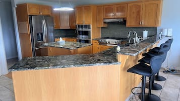 Refrigerador, microondas, horno y parrilla de estufa