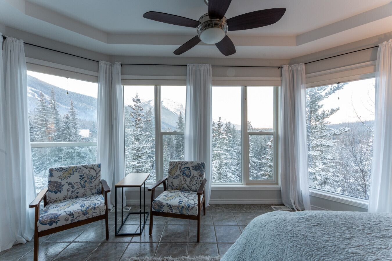 5 chambres, bureau, fer et planche à repasser, lit parapluie