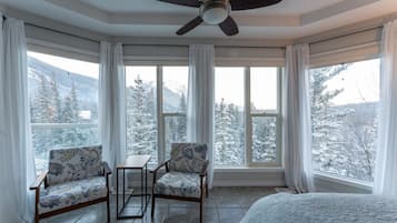 6 quartos, escrivaninha, ferros/tábuas de passar roupa, berço de viagem