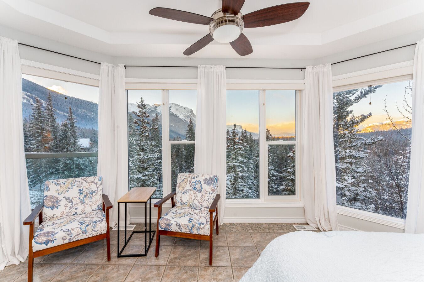 6 habitaciones, escritorio y tabla de planchar con plancha 