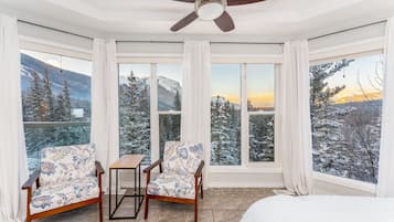 6 slaapkamers, een bureau, een strijkplank/strijkijzer, reisbedje