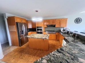 Frigorífic, microones, forn i placa de cuina