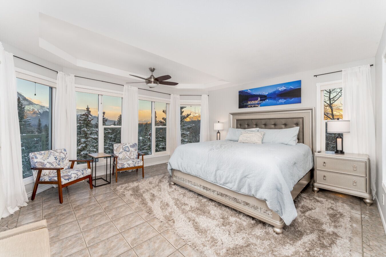 6 slaapkamers, een bureau, een strijkplank/strijkijzer, reisbedje