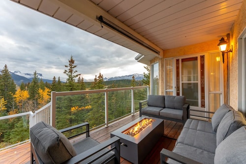 4,000 SF Luxury Home | 6-BR + 5-BA | 2-minute DRIVE to Jasper National Park
