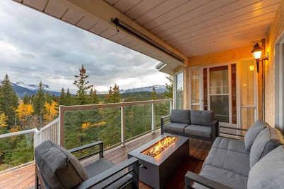 4,000 SF Luxury Home | 6-BR + 5-BA | 2-minute DRIVE to Jasper National Park