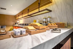 Daily buffet breakfast (CNY 58 per person)